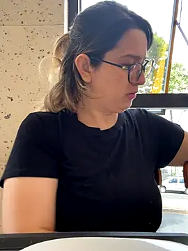 Snapshot of amooraaamoon chatting on 28, 10, 2025 amooraaamoon online show from 28, 10, 2025