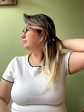 Snapshot of amooraaamoon chatting on 31, 10, 2025 amooraaamoon online show from 31, 10, 2025