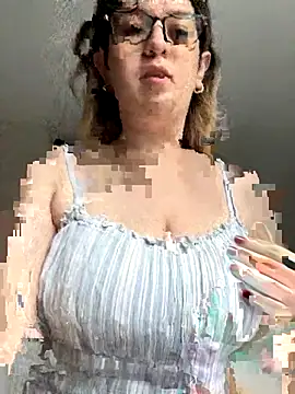 Snapshot of amooraaamoon chatting on 11, 11, 2025 amooraaamoon online show from 11, 11, 2025