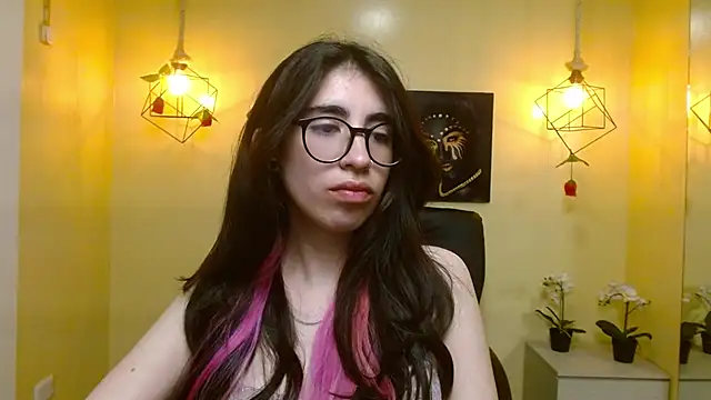 Snapshot of LenaRoses chatting on 4, 3, 2025 LenaRoses online show from 4, 3, 2025