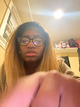 Snapshot of xDestineeXX chatting on 5, 11, 2025 xDestineeXX online show from 5, 11, 2025