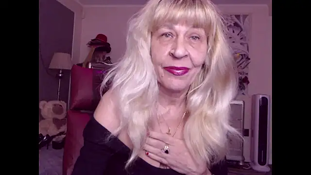 Snapshot of HornyMilf_555 chatting on 16, 10, 2025 HornyMilf 555 online show from 16, 10, 2025