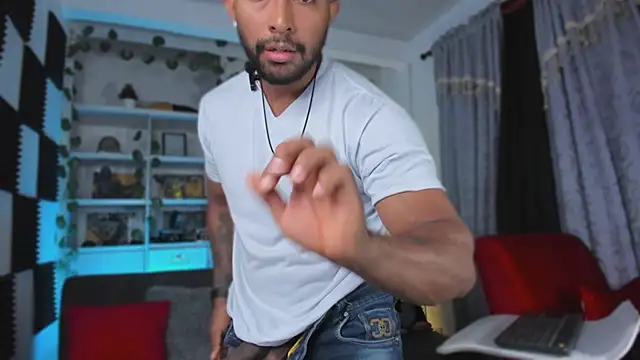 Snapshot of Couple_muscle1 chatting on 1, 12, 2025 Couple muscle1 online show from 1, 12, 2025