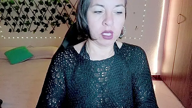 Lady breaks hearts online show from 18, 12, 2025