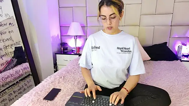 IsisLoveyes  online show from 24, 3, 2026