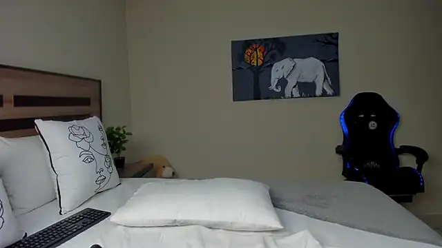 Renee-18 online show from 2, 10, 2025