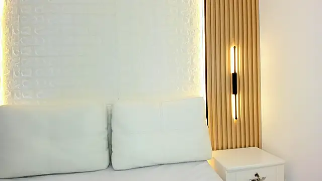 Snapshot of Emily_roux chatting on 8, 3, 2026 Emily roux online show from 8, 3, 2026