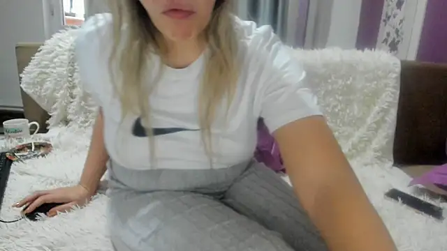 Snapshot of Dyana_Kaylinn chatting on 21, 12, 2024 Dyana Kaylinn online show from 21, 12, 2024