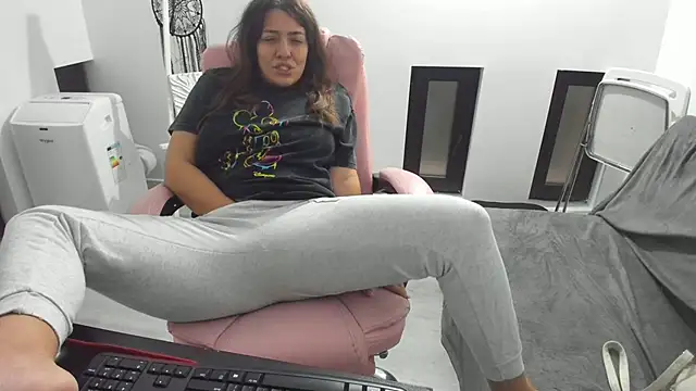 Snapshot of Dyana_Kaylinn chatting on 11, 9, 2025 Dyana Kaylinn online show from 11, 9, 2025