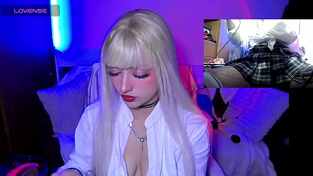 Snapshot of HollyDominic chatting on 6, 11, 2025 HollyDominic online show from 6, 11, 2025