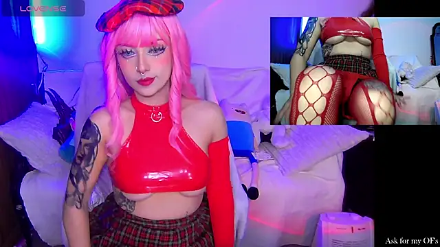 Snapshot of HollyDominic chatting on 2, 12, 2025 HollyDominic online show from 2, 12, 2025