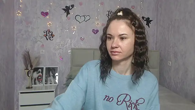 Snapshot of KaraCriegs chatting on 5, 3, 2025 KaraCriegs online show from 5, 3, 2025