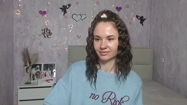 Snapshot of KaraCriegs chatting on 5, 3, 2025 KaraCriegs online show from 5, 3, 2025