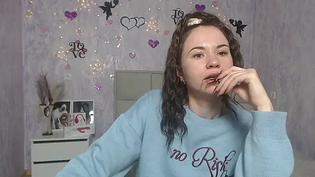 Snapshot of KaraCriegs chatting on 6, 3, 2025 KaraCriegs online show from 6, 3, 2025