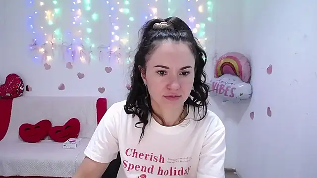 Snapshot of KaraCriegs chatting on 9, 10, 2025 KaraCriegs online show from 9, 10, 2025