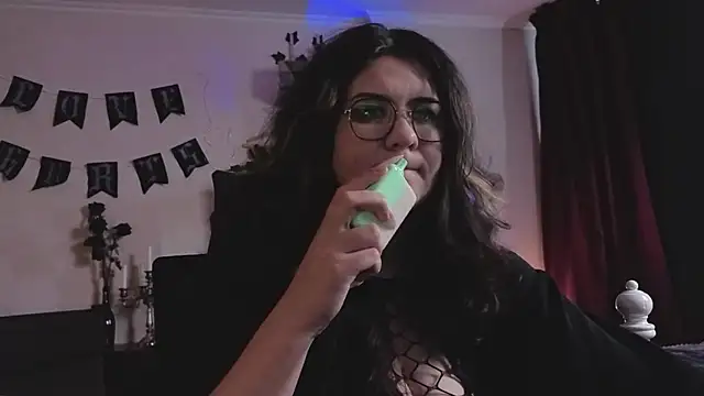 Snapshot of Laura_Karamazov chatting on 19, 2, 2026 Laura Karamazov online show from 19, 2, 2026