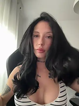 Snapshot of BellaGiaxx chatting on 2, 12, 2025 BellaGiaxx online show from 2, 12, 2025