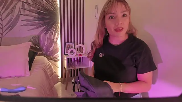 Samaantha-White online show from 8, 4, 2026