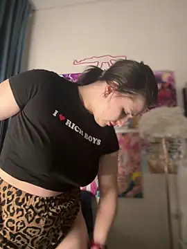 HoneySweetBee online show from 6, 4, 2026