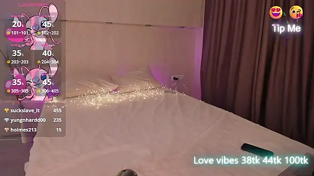 Snapshot of Tracy-Taylor chatting on 28, 12, 2024 Tracy-Taylor online show from 28, 12, 2024