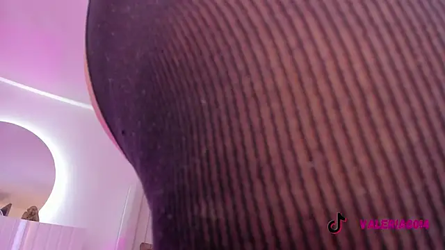 sarah-bonneth online show from 4, 12, 2025