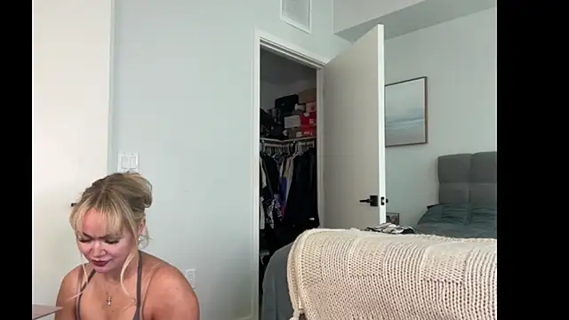 Snapshot of ElenaErickson chatting on 6, 5, 2026 ElenaErickson online show from 6, 5, 2026