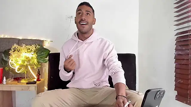 Snapshot of tom_colinn chatting on 30, 9, 2025 tom colinn online show from 30, 9, 2025