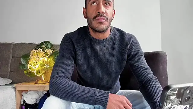 Snapshot of tom_colinn chatting on 8, 10, 2025 tom colinn online show from 8, 10, 2025