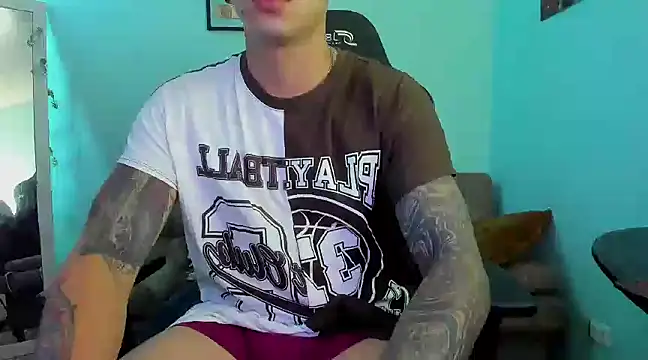 Snapshot of E_Moon chatting on 1, 1, 2025 E Moon online show from 1, 1, 2025