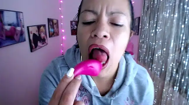 Cristal w online show from 19, 2, 2025