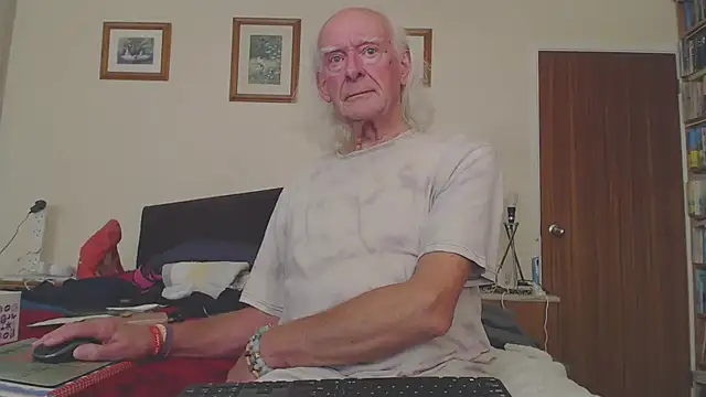 Snapshot of WaverlyKernow chatting on 14, 10, 2025 WaverlyKernow online show from 14, 10, 2025