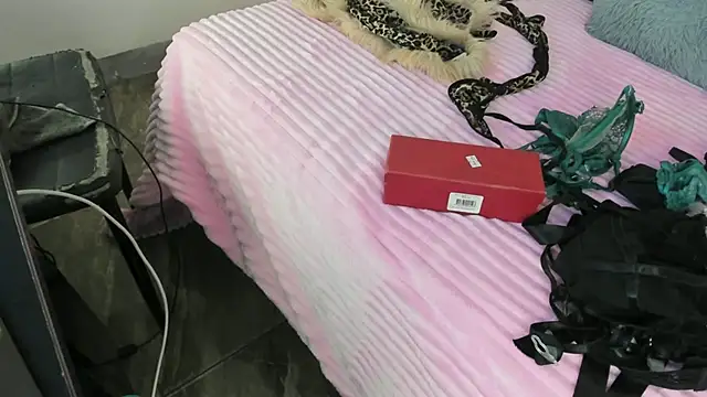 LIZ HOLMES online show from 16, 9, 2025