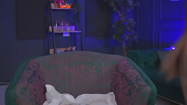 RaquelleVon online show from 20, 2, 2025