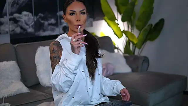 RaquelleVon online show from 26, 9, 2025