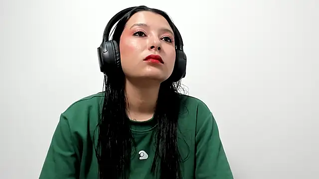 Snapshot of cami-01 chatting on 4, 12, 2025 cami-01 online show from 4, 12, 2025