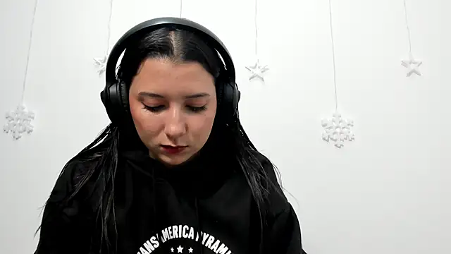 Snapshot of cami-01 chatting on 22, 12, 2025 cami-01 online show from 22, 12, 2025