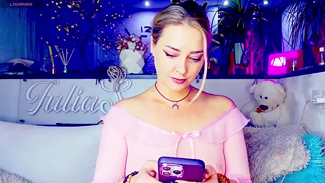  JuliaSpace  online show from 11, 11, 2025