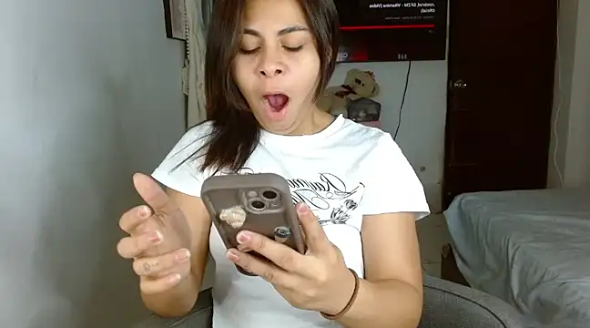 Snapshot of violet_leo chatting on 4, 3, 2025 violet leo online show from 4, 3, 2025