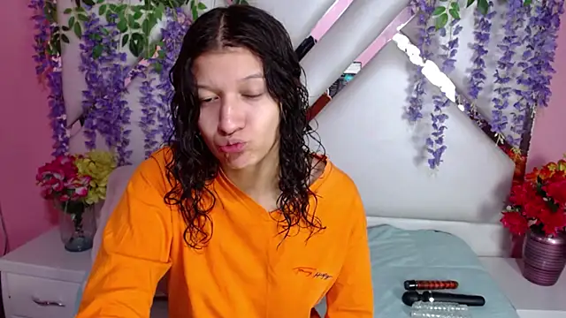 Snapshot of Perla_Skinnyy chatting on 19, 12, 2024 Perla Skinnyy online show from 19, 12, 2024