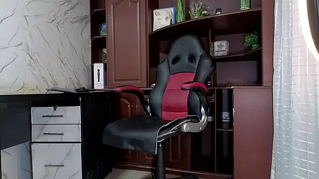 MissEscarleth online show from 28, 11, 2025