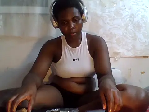 Snapshot of queenzuena chatting on 14, 7, 2026 queenzuena online show from 14, 7, 2026