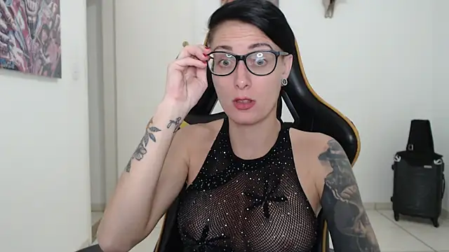 CrisBathoryxxx online show from 12, 12, 2024