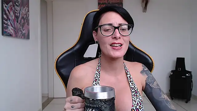 CrisBathoryxxx online show from 21, 12, 2024