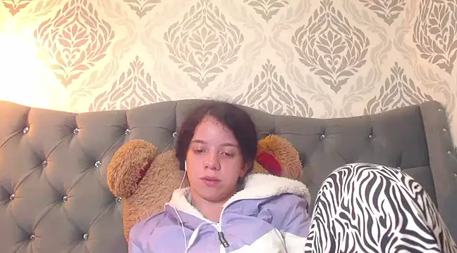 EmmaCowperr online show from 27, 2, 2025