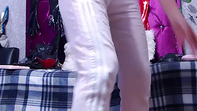 AyshaScott online show from 4, 2, 2025