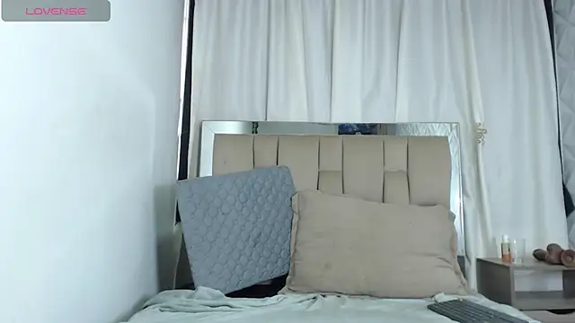 Zoe Curvy online show from 27, 2, 2025