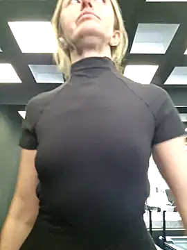 Miss    Mia  online show from 28, 11, 2025