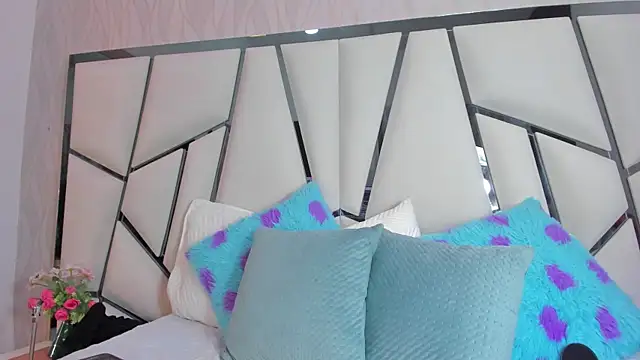  aurora18  online show from 15, 4, 2026