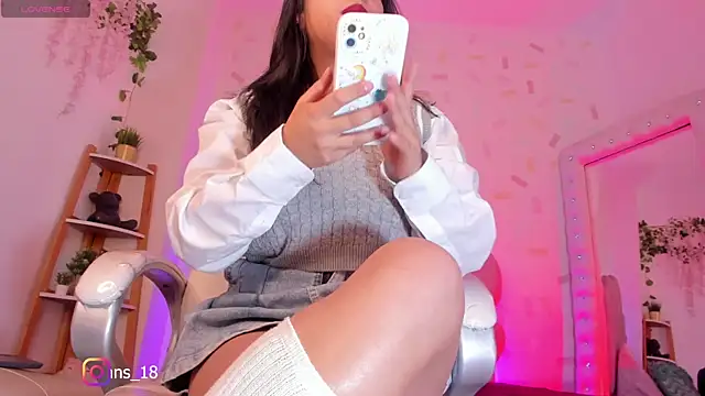 Snapshot of evelyn_evans_1 chatting on 8, 11, 2025 evelyn evans 1 online show from 8, 11, 2025