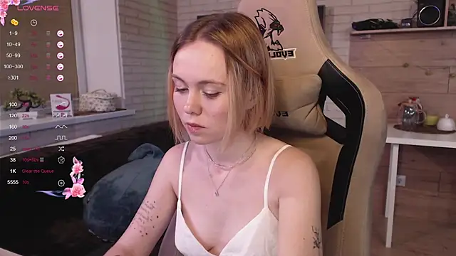 Snapshot of lucy_mirror chatting on 14, 9, 2025 lucy mirror online show from 14, 9, 2025